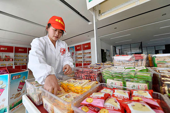 5月4日，西吉县一家马铃薯加工企业工作人员在将不同的马铃薯零食产品进行分类